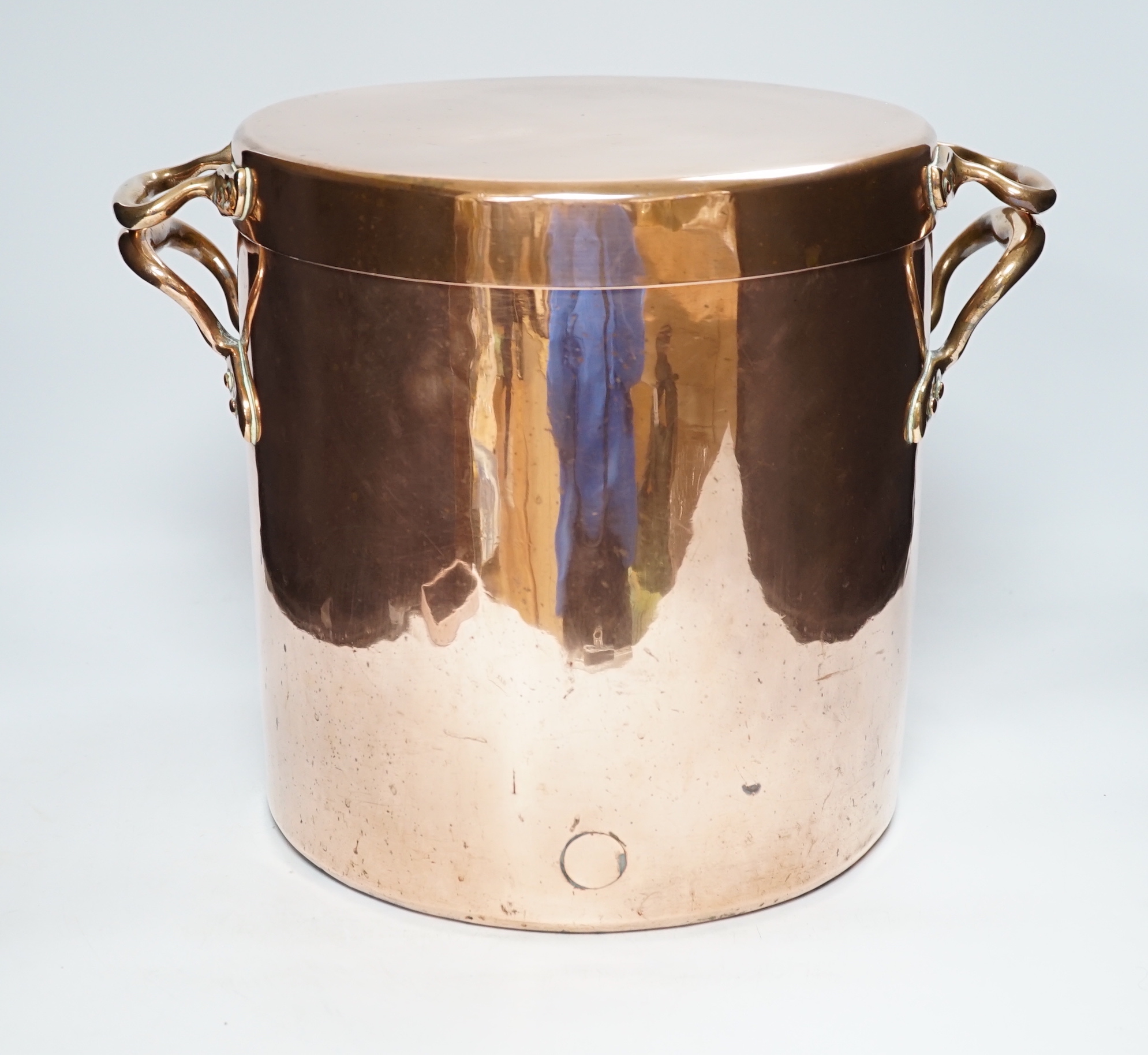 A lidded copper saucepan, 29cm high, 28cm diameter
